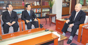 민주당 이강래 원내대표(가운데)와 우윤근 수석부대표(왼쪽)가 5일 서울 중구 명동 천주교 서울대교구 주교관에서 정진석 추기경을 예방하고 있다. 연합뉴스