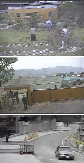 서거전날 정원 정리… 집 나서고… 투신후 병원행 노무현 전 대통령이 서거 전에 사저와 주변 초소의 폐쇄회로(CC) TV에 찍힌 마지막 모습이 5일 공개됐다. 서거 전날인 지난달 22일 노 전 대통령(가운데)이 부인 권양숙 여사(왼쪽)와 아들 건호 씨와 함께 정원을 정리하고 있다(사진 위). 서거 당일인 23일 노 전 대통령(왼쪽)이 이병춘 경호관의 목례를 받으며 사저를 나서고 있다(사진 가운데). 사고가 난 뒤 경호차량이 급히 노 전 대통령을 태우고 병원으로 이동하고 있다(사진 아래). 경남경찰청 제공 폐쇄회로(CC) TV 동영상 캡처