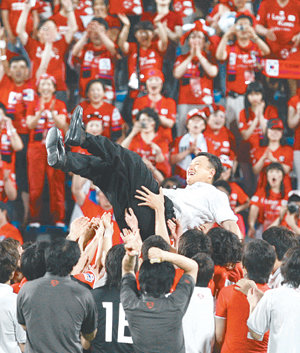 활짝 웃는 한국 축구허정무 축구대표팀 감독이 7일 아랍에미리트와의 2010년 남아프리카공화국 월드컵 아시아 지역 B조 최종 예선 6차전 방문 경기에서 2-0으로 이긴 뒤 선수단의 헹가래를 받으며 활짝 웃고 있다. 한국은 이날 승리로 7회 연속 월드컵 본선 진출의 쾌거를 이뤘다. 두바이=연합뉴스