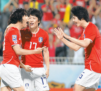 ‘돌아온 축구 천재’ 박주영(왼쪽)이 7일 2010년 남아프리카공화국 월드컵 아시아 지역 B조 최종 예선 6차전 아랍에미리트와의 방문 경기에서 전반 8분 선제 결승골을 넣은 뒤 동료들과 기쁨을 나누고 있다. 가운데는 박주영의 골을 어시스트한 이청용, 오른쪽은 전반 37분 두 번째 골을 넣은 기성용. 2-0으로 이긴 한국은 남은 2경기 결과에 상관없이 월드컵 본선 7회 연속 진출을 확정했다. 두바이=연합뉴스