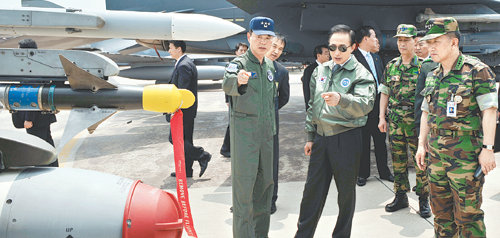 현직 대통령 16년만의 한미 공군작전사령부 방문현충일인 6일 군 수뇌부와 함께 경기 평택시 공군작전사령부를 방문한 이명박 대통령(가운데)이 오창환 공군작전사령관(왼쪽)에게서 최신예 F-15K 전투기에 장착된 각종 정밀유도무기에 대해 설명을 듣고 있다. 이 대통령 오른쪽은 김태영 합참의장, 뒤쪽은 이계훈 공군참모총장. 청와대사진기자단