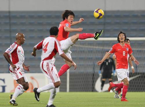 6일 오후 두바이 알나스르 알막툼 스타디움에서 열린 2010남아공월드컵 아시아지역 최종예선 6차전 한국과 아랍에미리트(UAE)의 경기에서 박지성이 점프해 볼을 따내고 있다. 연합
