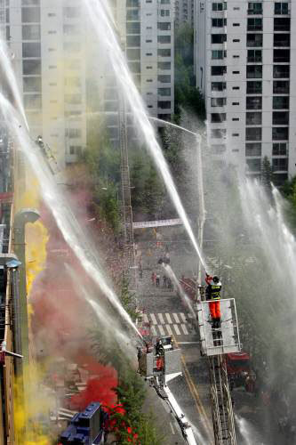 고층건물 화재시 난간에 매달린 시민을 구조하지 못하는 사례가 늘고있다. 동아일보 자료사진