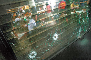 그날의 상처 그대로 인도 뭄바이 타지마할호텔 부근에 있는 레오폴드 카페의 창. 지난해 11월 테러 때 생긴 총탄과 수류탄 파편 자국을 그대로 남겨놓고 있다. 역사의 현장을 확인하려는 외국인 관광객이 몰려들면서 테러 이전보다 더 유명해졌다. 사진 제공 게티이미지