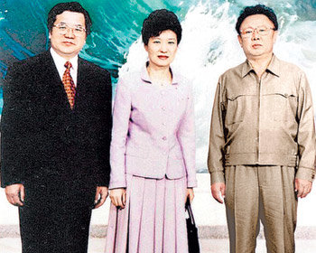 신희석 아태정책연구원 이사장(왼쪽)이 박근혜 전 한나라당 대표(가운데)와 함께 2002년 5월 13일 북한을 방문했을 때 김정일 국방위원장과 함께 찍은 사진. 사진 제공 아태정책연구원