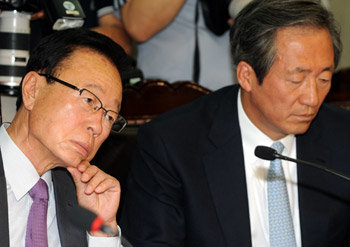 8일 서울 영등포구 여의도 당사에서 열린 한나라당 최고위원회의에서 박희태 대표(왼쪽)와 정몽준 최고위원이 다른 참석자의 얘기를 듣고 있다. 김경제 기자