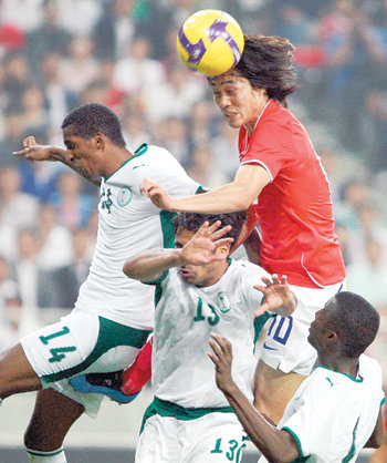 박주영(위)이 10일 서울월드컵경기장에서 열린 2010년 남아프리카공화국 월드컵 아시아 지역 최종 예선 7차전에서 사우디아라비아 수비수 3명의 밀집 마크를 뚫고 헤딩슛을 날리고 있다. 박화용 기자