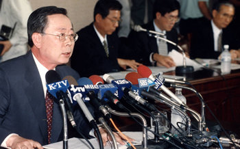 외환위기가 발생하자 국제통화기금(IMF) 주도하에 강도 높은 구조조정이 진행됐다. 1998년 6월 열린 내외신 기자회견에서 이헌재 금융감독위원회 위원장이 강력한 기업 구조조정을 유도하겠다고 밝히고 있다. 동아일보 자료 사진