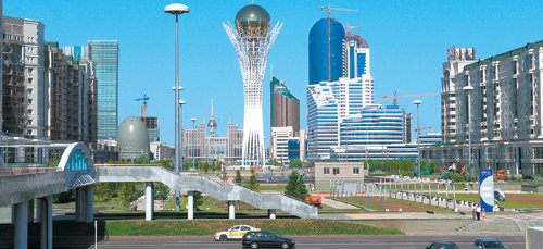 수도 이전에 따라 1997년부터 카자흐스탄의 새 수도가 된 아스타나 신도시의 중심가. 가운데가 수도 이전을 기념해 세운 바이테렉(생명의 나무라는 뜻)탑으로 옮긴 연도에 따라 97m로 만들었다. 아스타나=김동원 기자