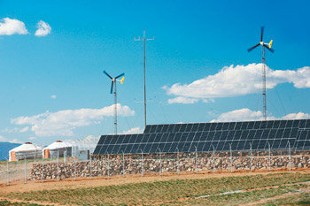 대성그룹이 몽골의 수도 울란바토르에서 동남쪽으로 50km 떨어진 초원지대에 건설 중인 ‘그린 친환경 에너지 공원(GEEP)’. 10kW짜리 풍력발전기 3대와 80kW 규모의 태양광 발전시설을 통해 지하수를 퍼 올려 불모의 사막에 생명의 숨결을 불어넣고 있다. 사진 제공 대성그룹