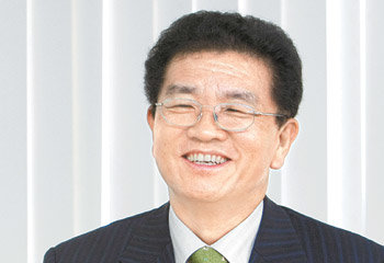 신언수 성진지오텍 사장이 본보와의 인터뷰에서 최근 190만 달러 규모의 캐나다 오일샌드 개발 프로젝트에 사용될 테스트 모듈 시제품을 보냈다고 설명하고 있다. 사진 제공 성진지오텍