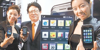 ‘아레나폰’ 20일 국내 시판LG전자는 11일 서울 중구 태평로 프라자호텔에서 열린 기자간담회에서 3차원(3D) 큐브 콘셉트의 ‘S클래스’ 사용자환경(UI)을 적용한 풀터치 스크린폰인 ‘아레나폰’을 선보였다. 아레나폰은 올 한 해 LG전자가 가장 공을 들인 전략제품 중 하나다. 가격은 70만 원대. 김미옥  기자