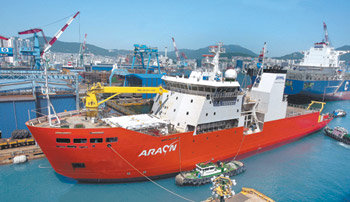 국내 첫 쇄빙선 아라온호가 11일 예인선에 이끌려 부산 앞바다에 처음으로 모습을 드러냈다. 부산=연합뉴스