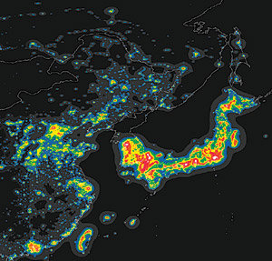 동북아시아 한중일 3개국 밤하늘 밝기 지도. 밝기에 따라 색상별로 구분했다. 검정은 별이 잘 보이는 가장 어두운 밤하늘을, 흰색 부분은 별 관측이 힘든 가장 밝은 밤하늘을 뜻한다.(점선 안이 한반도) 사진 제공 영국왕립천문학회