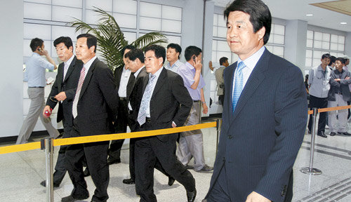 발걸음 무거운 입주기업協 명예회장 문창섭 개성공단입주기업협회 명예회장(오른쪽)이 개성을 방문하고 11일 오후 경기 파주시 도라산 남북출입사무소를 통해 귀환하고 있다. 문 명예회장은 이날 남북관계의 전망을 묻는 기자들의 질문에 “아직 입장을 밝히기 이르다”며 무거운 표정을 지어보였다. 파주=변영욱 기자