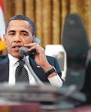 버락 오바마 미국 대통령이 8일 베냐민 네타냐후 이스라엘 총리와 통화하면서 책상 위에 다리를 올린 모습. 사진 출처 백악관 홈페이지