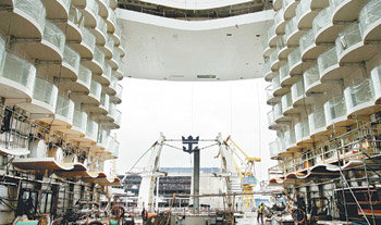 STX유럽의 핀란드 투르쿠 조선소에서 완공을 앞두고 있는 ‘대양의 오아시스(Oasis of the Seas)’호 갑판 중앙 부분. 배 안에 조성된 공원을 내려다 볼 수 있는 발코니가 보인다. 22만5000GT급인 이 배는 세계 최대 크루즈선으로 올 12월 카리브해에서 항해를 시작한다. 사진 제공 STX그룹