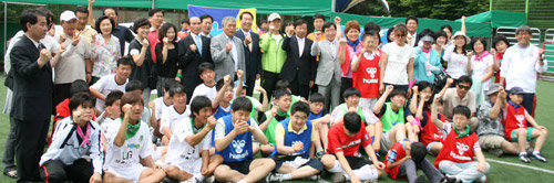 국내 최초의 장애인 축구 전문학교인 대한해오름축구학교 제1기 입학식에 참석한 장애인 선수와 관계자들이 환하게 웃으며 파이팅을 외치고 있다. 장애인 선수들은 매주 1회 2시간씩 축구를 배우며 사회성과 단체정신을 키운다. 양종구 기자