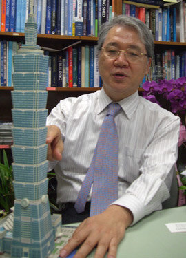 김상대 고려대 교수가 자신의 연구실에서 대만의 대표 건축물인 ‘타이베이 101’의 모형을 보여주며 초고층 빌딩 설계기술의 중요성을 설명하고 있다. 이세형 기자