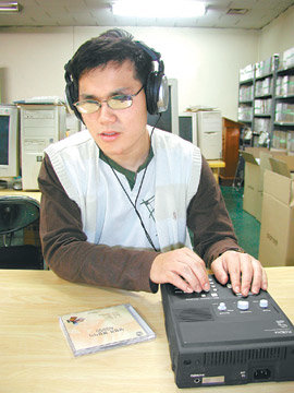 한 시각장애인이 한국점자도서관에서 음성책자인 ‘데이지(DAISY)’ 도서를 듣고 있다. 데이지 도서는 CD 1장에 2권 정도의 책을 담을 수 있다. 국내에서는 한국점자도서관과 LG상남도서관에서 데이지 도서를 제작해 무료 배포하고 있다. 사진 제공 한국점자도서관