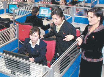4년여 만에 이동통신 서비스를 재개한 작년 12월, 북한 여성들이 평양에 마련된 휴대전화 서비스센터에서 업무를 시작하고 있다. 동아일보 자료 사진