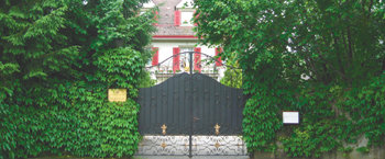 스위스 베른 인근 무리바이베른에 있는 북한대사관. 하루 종일 문이 굳게 닫혀 있었고 간혹 경비원만 잠깐씩 나와 주위를 살펴보고 들어갔다. 기자가 대사관 앞에 차를 세우자마자 경비원으로 보이는 사람이 다가오며 경계하는 등 감시 태세를 보여 최근 긴장감이 높아지고 있음을 짐작할 수 있었다. 베른=송평인 특파원