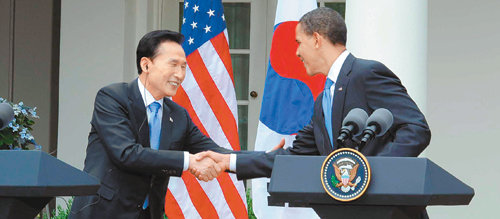 다정한 회견이명박 대통령(왼쪽)과 버락 오바마 미국 대통령이 16일(현지 시간) 미국 워싱턴 백악관 내 로즈가든에서 공동기자회견을 마친 뒤 악수하고 있다. 두 정상은 어떠한 경우에도 북한의 핵무기 보유를 용인할 수 없다는 데 의견을 같이하고 관련국들과 함께 강력한 대응방안을 마련하기로 했다. 워싱턴=안철민 기자