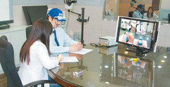 박경미 한국리서치 연구원이 휴대전화 시제품에 대한 소비자 반응을 조사하고 있다. 마케팅 조사 전문가는 특정 제품이나 서비스의 마케팅 전략을 여러 가지 방식으로 연구한다. 사진 제공 한국리서치