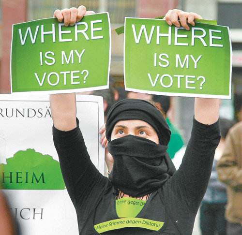 “내 표는 어디에?” 유럽서도 이란대선 불복 시위 이란의 대통령선거 결과에 불복하는 시위에 해외 거주 이란인까지 가세했다. 16일 독일 프랑크푸르트에서 벌어진 시위에 참가한 한 이란 여성이 ‘내 표는 어디에?’라고 적힌 종이를 들고 서 있다. 외신들은 프랑스 영국 독일 덴마크 그리스 등에서도 규탄 집회가 이어졌다고 전했다. 프랑크푸르트=로이터 연합뉴스