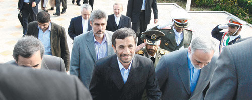 웃고는 있지만… 상하이협력기구 회의에 참석하기 위해 16일 러시아를 방문했다가 당일 귀국한 마무드 아마디네자드 이란 대통령(앞줄 가운데)이 테헤란의 국제공항에서 걸어 나오며 환한 표정을 짓고 있다. 아마디네자드 대통령은 당초 15일 러시아를 방문할 예정이었지만 대선 결과에 항의하는 대규모 시위 때문에 일정을 하루 늦췄다. 테헤란=EPA 연합뉴스