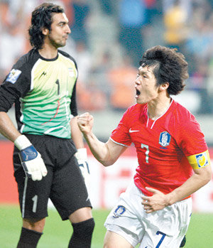 캡틴의 포효 한국 축구의 영웅 박지성(오른쪽)이 0-1로 뒤진 후반 36분 동점골을 성공시킨 뒤 오른 주먹을 불끈 쥐며 포효하고 있다. 왼쪽은 이란 골키퍼 세예드 라마티. 홍진환 기자