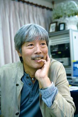 나이어린 방송 작가들은 배철수 씨를 ‘아저씨’라고 부른다. 그는 독선적이 되는 것을 피하기 위해 젊은 사람들과 최대한 스스럼없이 어울리려고 노력한다. “우리처럼 나이 먹은 사람들이 먼저 젊은 사람에게 다가가고, 눈높이를 맞춰 줘야죠. 저는 그게 제대로 어른 노릇 하는 거라고 생각합니다. 권위만 강조하면서 ‘요즘 애들 버릇없다’고만 하면 안 됩니다.” 최훈석 기자.