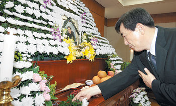 박정성 예비역 해군소장이 19일 서울 종로구 연건동 서울대병원 장례식장에 마련된 정병칠 예비역 해군소장의 빈소를 찾아 분향하고 있다. 두 사람은 생도 시절부터 오랜 세월 돈독한 정을 쌓아 왔으며 박 소장은 1999년 제1차 연평해전, 정 소장은 2002년 제2차 연평해전 당시 각각 해군 2함대사령관을 맡아 북한 경비정의 도발을 격퇴하는 작전을 지휘했다. 박영대 기자