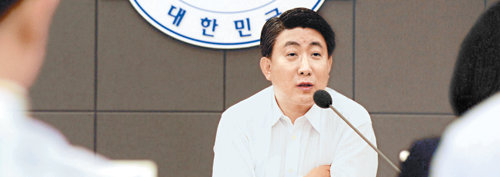 이동관 청와대 대변인이 19일 개각설 및 MBC PD수첩의 광우병 보도에 대한 검찰 수사 발표와 관련해 브리핑을 하고 있다. 이 대변인은 “(PD수첩과 같은 방송이) 외국에서 있었다면 경영진이 국민에게 사죄하고 총사퇴해야 하는 일”이라고 지적했다. 청와대사진기자단