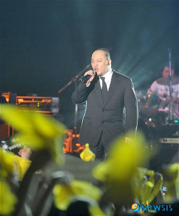 21일 오후 서울 구로구 항동 성공회대학교 대운동장에서 고(故) 노무현 전(前) 대통령 추모 콘서트 ´다시, 바람이 분다´가 열렸다. [뉴시스]