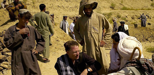 2007년 당시 아프가니스탄을 찾은 데이비드 로드 뉴욕타임스 기자(왼쪽에서 두 번째)가 길에 쭈그리고 앉아 현지인들과 대화를 나누고 있다. 지난해 11월 무장세력에 납치된 로드 기자는 최근 탈출에 성공해 현재 아프간 내 미군기지에 이송됐다. 헬만드=로이터 연합뉴스