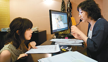 더빙디렉터 계인선 씨(오른쪽)가 애니메이션 영화 ‘링스 어드벤처’ 녹음실에서 더빙 배우와 이야기를 나누고 있다. 사진 제공 성원아이컴