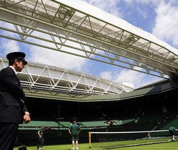 소나기 내려도 OK22일 개막된 윔블던 테니스대회가 열리는 영국 런던 인근의 올잉글랜드클럽 센터코트에 올해 처음으로 개폐식 지붕이 설치됐다. 윔블던은 잦은 소나기로 경기가 중단될 때가 많아 선수와 관중의 원성을 사왔다. 윔블던=로이터 연합뉴스