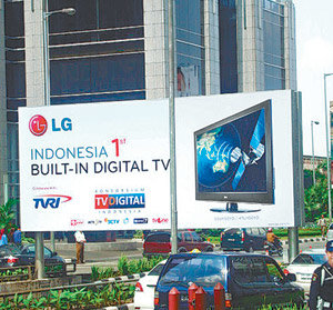 인도네시아 수도 자카르타 중심가에 위치한 고급 쇼핑몰인 ‘퍼시픽 플레이스’ 건물 앞에 있는 LG전자의 대형 광고판. LG의 LCD TV, 에어컨, 세탁기 등은 인도네시아에서 시장점유율 1위를 달리고 있다. 자카르타=부형권 기자