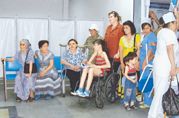 우즈베키스탄 타슈켄트에서 펼쳐진 분당서울대병원의 의료봉사 진료 순서를 기다리는 우즈베키스탄 환자들. 이들은 한국 의료진의 진료를 받기 위해 몇 달을 기다렸다. 타슈켄트=김현지 기자