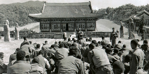 홍릉서 예배 올리는 미군 1951년 3월 18일 미 25사단 23여단 소속 병사들이 경기 남양주시의 홍릉에 모여 앉아 예배를 올리며 잠시 평온한 시간을 보내고 있다.