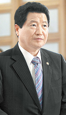 지난달 새 원내사령탑으로 선출된 한나라당 안상수 원내대표는 취임 후 첫 임시국회를 단독 소집하는 승부수를 던졌다. 안 원내대표가 23일 국회에서 열린 주변 4개국 주한 대사를 초청한 토론회에서 축사를 하기 위해 발언대로 나가고 있다. 연합뉴스