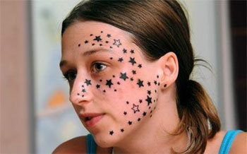 자고 일어나니 56개의 문신이 얼굴에 새겨졌다며 문신사를 고소한다고 했던 벨기에 소녀 킴벌리 블라밍크. 사진출처·데일리 메일 홈페이지