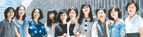 24일 오후 서울 서대문구 이화여대에 소설집 ‘이화, 번지점프를 하다’ 출간을 맞아 이 학교 출신 작가들이 모였다. 왼쪽부터 소설가 권리 오현종 고은주 배수아 정미경 함정임 김다은 김향숙 권지예 이청해 씨. 연합뉴스