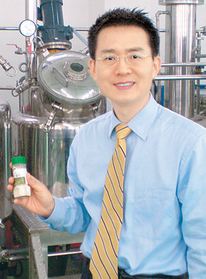 김득회 파이토코 사장이 전북 전주시 소재의 회사 사무실에서 국가과학기술지식정보서비스(NTIS)의 도움을 받아 개발한 식물성 소금 ‘파이토솔트’를 소개하고 있다. 사진 제공 파이토코