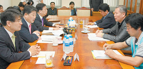 머리 맞댄 연석회의한나라당 조원진, 민주당 김재윤, 자유선진당 권선택 의원 등 여야 3당 환경노동위원회 간사와 한국노총 백헌기 사무총장, 민주노총 신승철 사무총장이 25일 국회에서 5차 ‘5인 연석회의’를 열어 비정규직 법안 처리 방안을 논의하고 있다. 연합뉴스