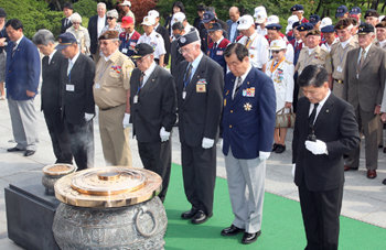 박세직 재향군인회장(앞줄 오른쪽에서 두 번째)과 우방국 6·25전쟁 참전용사들이 25일 6·25전쟁 59주년을 맞아 서울 동작구 국립서울현충원에서 분향을 마치고 묵념하고 있다. 연합뉴스