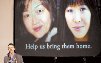 “北 억류 美 기자 석방하라”24일 미국 캘리포니아 주 샌프란시스코 모건 오디토리엄 강당에서 북한에 억류된 로라 링 기자의 남편 아이언 클레이튼 씨가 아내의 석방을 촉구하며 연설하고 있다. 클레이튼 씨의 뒤로 링 기자(오른쪽), 유나 리 기자의 사진이 보인다. 클레이튼 씨는 이날 언론에 “아내가 21일 밤 전화했으며 목소리가 겁에 질린 듯 들렸다”고 말했다. 두 여기자의 석방을 촉구하기 위해 마련된 이날 집회에는 가족과 시민 등 200여 명이 참석했다. 샌프란시스코=로이터 연합뉴스