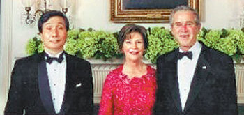 사기혐의로 체포된 용의자가 2006년 백악관 만찬에서 조지 W 부시 대통령 부부와 함께 찍었다며 투자자들에게 보여준 사진. 합성 여부는 밝혀지지 않았다. 요미우리신문