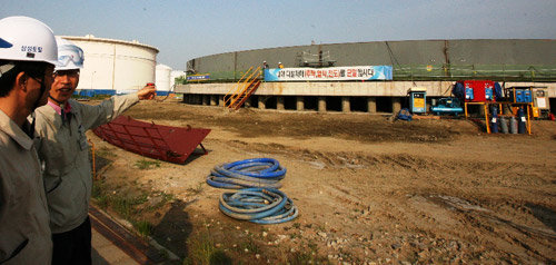 삼성토탈 관계자들이 26일 건설 중인 세계 최대 규모의 액화석유가스(LPG) 저장 탱크를 바라보고 있다. 사진 제공 삼성토탈